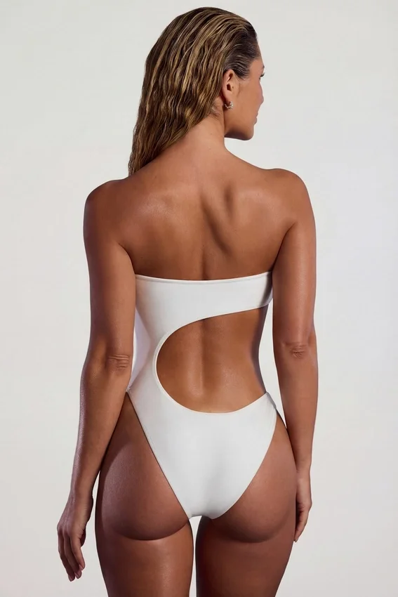Tulum bandeau-baddräkt med utskärningar och pärldekor i ivory Tulum bandeau-baddräkt med utskärningar och pärldekor i ivory