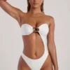 Tulum bandeau-baddräkt med utskärningar och pärldekor i ivory Tulum bandeau-baddräkt med utskärningar och pärldekor i ivory