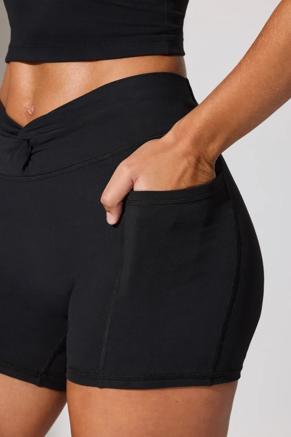 Twist Waist Mini Shorts med fickor i svart Twist Waist Mini Shorts med fickor i svart