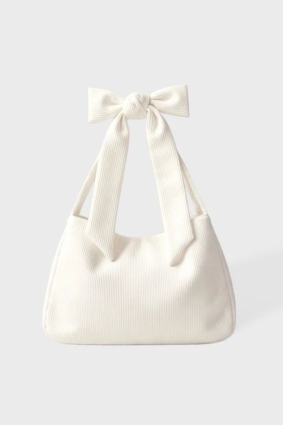 Tygväska i corduroy med rosett i färgen Ivory Tygväska i corduroy med rosett i färgen Ivory