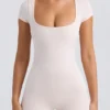 Unitard med rund halsringning i tvättad krämfärg Unitard med rund halsringning i tvättad krämfärg