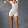 Unitard med rund halsringning i tvättad krämfärg Unitard med rund halsringning i tvättad krämfärg