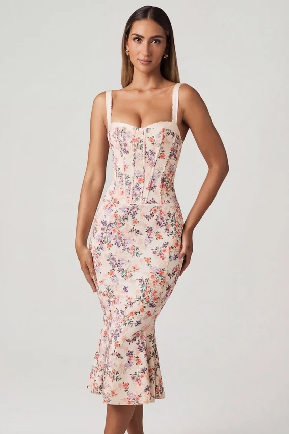 Valentina lager-på-lager-bh-detalj fiskstjärt-midilång klänning i primrose-blommönster Valentina lager-på-lager-bh-detalj fiskstjärt-midilång klänning i primrose-blommönster