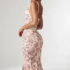 Valentina lager-på-lager-bh-detalj fiskstjärt-midilång klänning i primrose-blommönster Valentina lager-på-lager-bh-detalj fiskstjärt-midilång klänning i primrose-blommönster