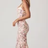 Valentina lager-på-lager-bh-detalj fiskstjärt-midilång klänning i primrose-blommönster Valentina lager-på-lager-bh-detalj fiskstjärt-midilång klänning i primrose-blommönster