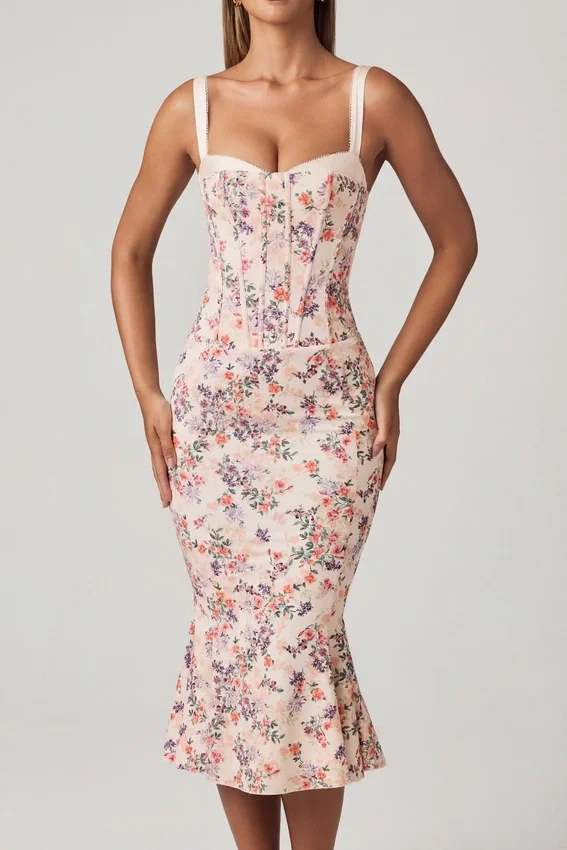 Valentina lager-på-lager-bh-detalj fiskstjärt-midilång klänning i primrose-blommönster Valentina lager-på-lager-bh-detalj fiskstjärt-midilång klänning i primrose-blommönster