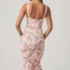 Valentina lager-på-lager-bh-detalj fiskstjärt-midilång klänning i primrose-blommönster Valentina lager-på-lager-bh-detalj fiskstjärt-midilång klänning i primrose-blommönster