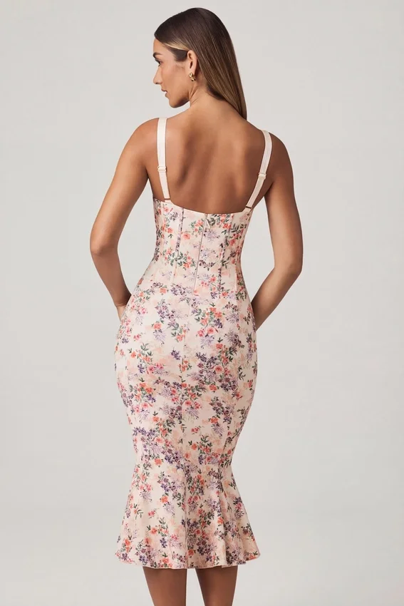 Valentina lager-på-lager-bh-detalj fiskstjärt-midilång klänning i primrose-blommönster Valentina lager-på-lager-bh-detalj fiskstjärt-midilång klänning i primrose-blommönster