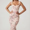 Valentina lager-på-lager-bh-detalj fiskstjärt-midilång klänning i primrose-blommönster Valentina lager-på-lager-bh-detalj fiskstjärt-midilång klänning i primrose-blommönster