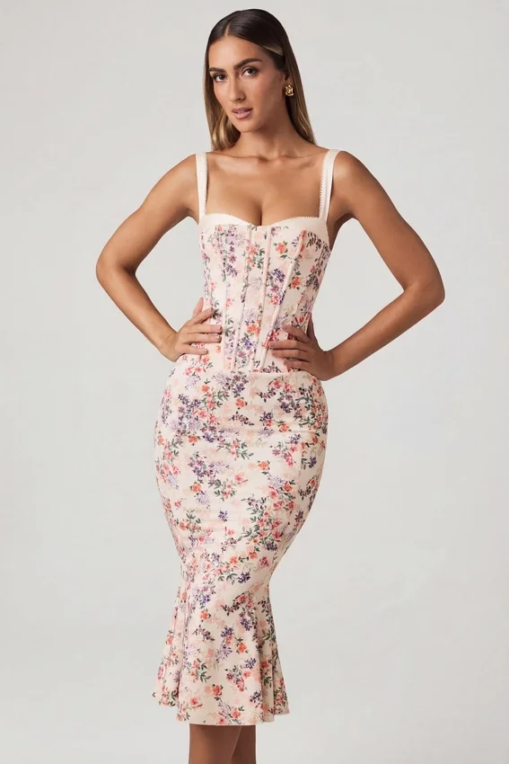Valentina lager-på-lager-bh-detalj fiskstjärt-midilång klänning i primrose-blommönster Valentina lager-på-lager-bh-detalj fiskstjärt-midilång klänning i primrose-blommönster