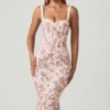 Valentina lager-på-lager-bh-detalj fiskstjärt-midilång klänning i primrose-blommönster Valentina lager-på-lager-bh-detalj fiskstjärt-midilång klänning i primrose-blommönster