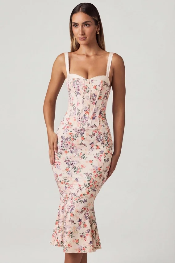Valentina lager-på-lager-bh-detalj fiskstjärt-midilång klänning i primrose-blommönster Valentina lager-på-lager-bh-detalj fiskstjärt-midilång klänning i primrose-blommönster