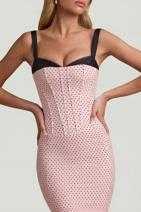 Valentina Midaxi-klänning med lager-på-lager-effekt och bh-detaljer i rosa prickigt Valentina Midaxi-klänning med lager-på-lager-effekt och bh-detaljer i rosa prickigt
