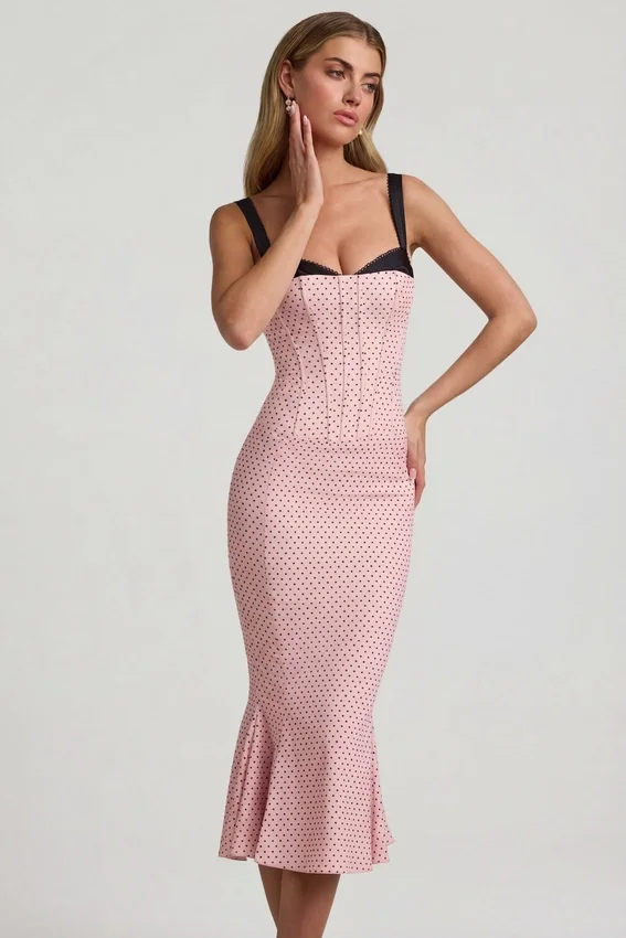 Valentina Midaxi-klänning med lager-på-lager-effekt och bh-detaljer i rosa prickigt Valentina Midaxi-klänning med lager-på-lager-effekt och bh-detaljer i rosa prickigt