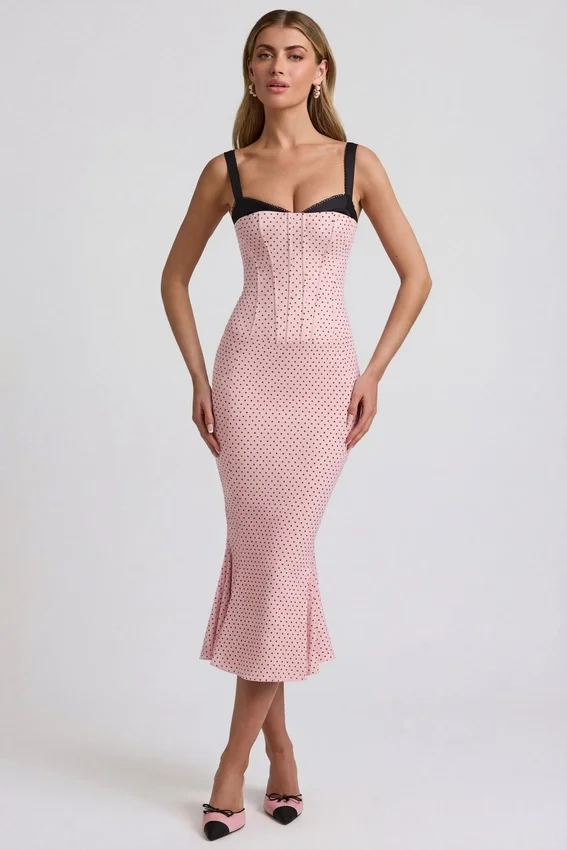 Valentina Midaxi-klänning med lager-på-lager-effekt och bh-detaljer i rosa prickigt Valentina Midaxi-klänning med lager-på-lager-effekt och bh-detaljer i rosa prickigt