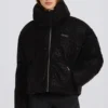 Vattentät, kort oversized skidjacka i svart leopardmönster Vattentät, kort oversized skidjacka i svart leopardmönster