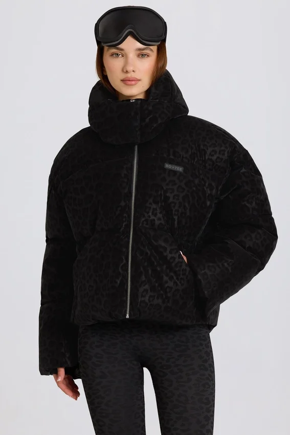 Vattentät, kort oversized skidjacka i svart leopardmönster Vattentät, kort oversized skidjacka i svart leopardmönster