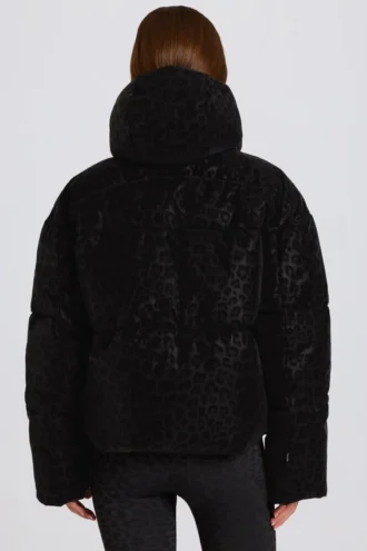 Vattentät, kort oversized skidjacka i svart leopardmönster Vattentät, kort oversized skidjacka i svart leopardmönster
