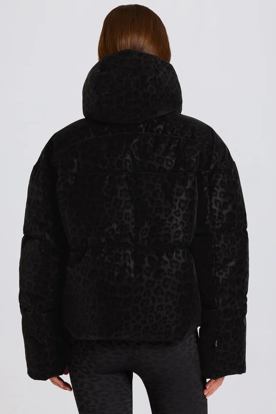 Vattentät, kort oversized skidjacka i svart leopardmönster Vattentät, kort oversized skidjacka i svart leopardmönster