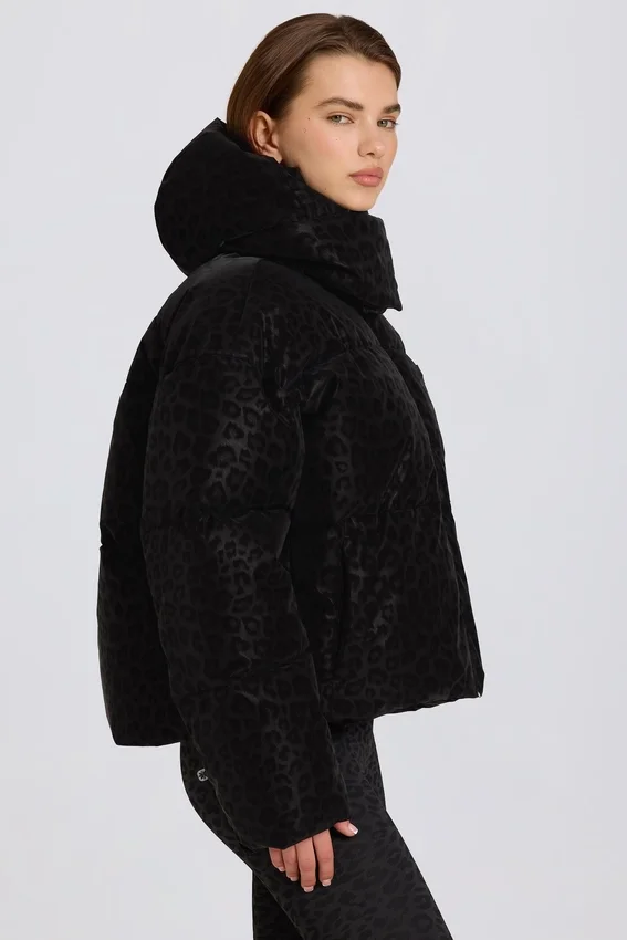 Vattentät, kort oversized skidjacka i svart leopardmönster Vattentät, kort oversized skidjacka i svart leopardmönster