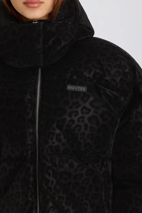 Vattentät, kort oversized skidjacka i svart leopardmönster Vattentät, kort oversized skidjacka i svart leopardmönster