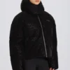 Vattentät, kort oversized skidjacka i svart leopardmönster Vattentät, kort oversized skidjacka i svart leopardmönster