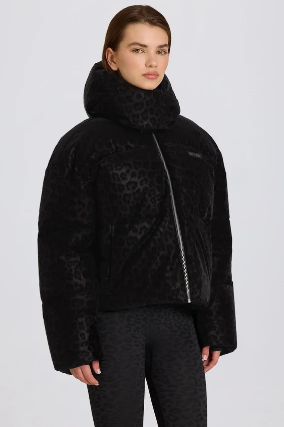 Vattentät, kort oversized skidjacka i svart leopardmönster Vattentät, kort oversized skidjacka i svart leopardmönster