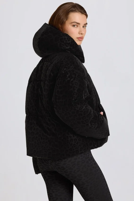 Vattentät, kort oversized skidjacka i svart leopardmönster Vattentät, kort oversized skidjacka i svart leopardmönster