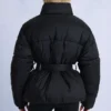 Vattentät oversized skidjacka med bälte i svart Vattentät oversized skidjacka med bälte i svart