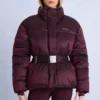 Vattentät oversized skidjacka med bälte i vinrött Vattentät oversized skidjacka med bälte i vinrött