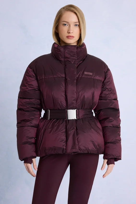 Vattentät oversized skidjacka med bälte i vinrött Vattentät oversized skidjacka med bälte i vinrött