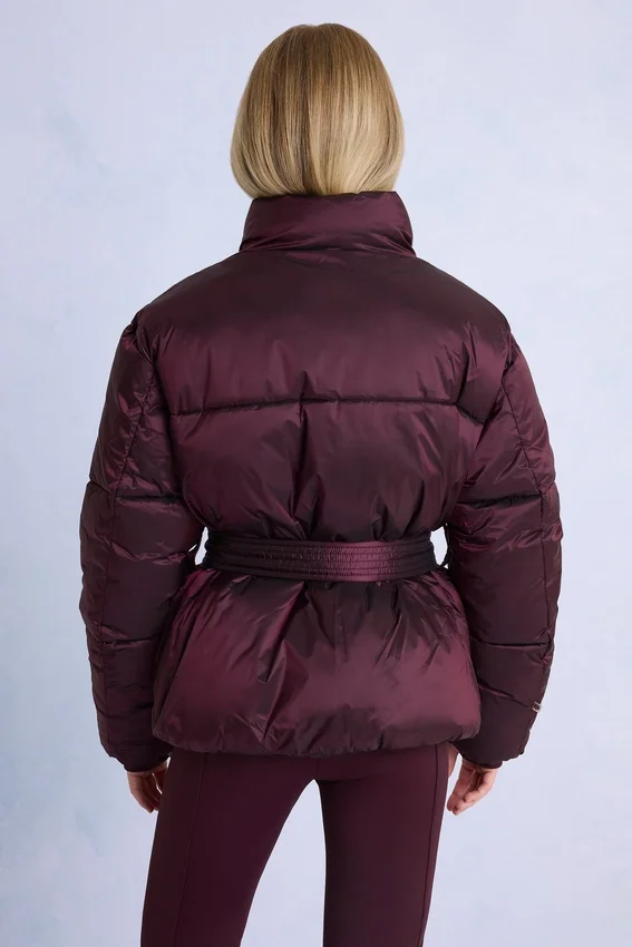 Vattentät oversized skidjacka med bälte i vinrött Vattentät oversized skidjacka med bälte i vinrött