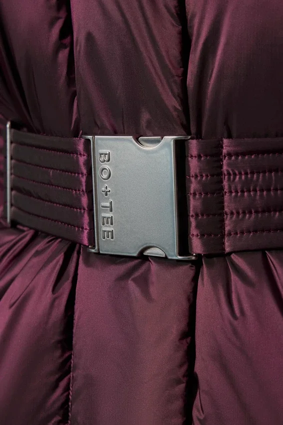 Vattentät oversized skidjacka med bälte i vinrött Vattentät oversized skidjacka med bälte i vinrött