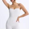 Vera Modal-unitard med hjärtformad halsringning och låg rygg i vitt Vera Modal-unitard med hjärtformad halsringning och låg rygg i vitt