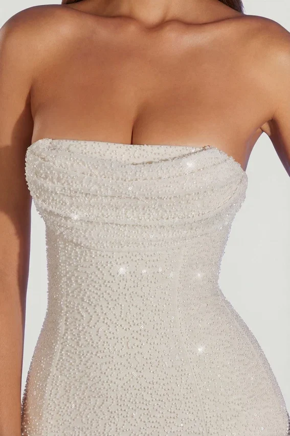 Verbier Midi-klänning med bandeau-top och cowl-hals i elfenben Verbier Midi-klänning med bandeau-top och cowl-hals i elfenben