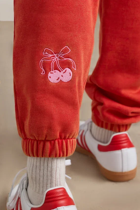 Överdimensionerade joggingbyxor i borstad jersey i rött Överdimensionerade joggingbyxor i borstad jersey i rött