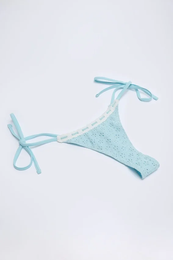 Vernazza bikinibyxor med snörning i sidorna i broderie anglaise i puderblått Vernazza bikinibyxor med snörning i sidorna i broderie anglaise i puderblått