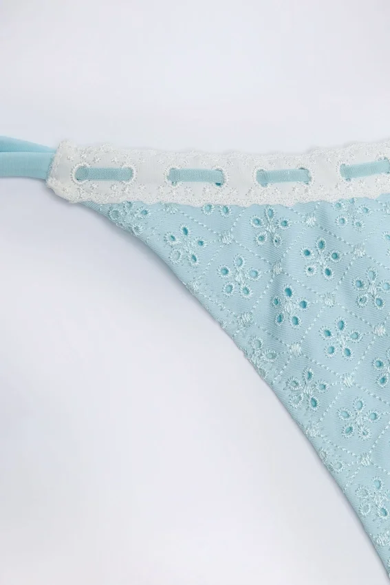 Vernazza bikinibyxor med snörning i sidorna i broderie anglaise i puderblått Vernazza bikinibyxor med snörning i sidorna i broderie anglaise i puderblått