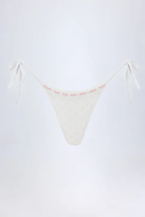 Vernazza Broderie Anglaise stringbikinibyxor med knytband i sidorna i vitt Vernazza Broderie Anglaise stringbikinibyxor med knytband i sidorna i vitt