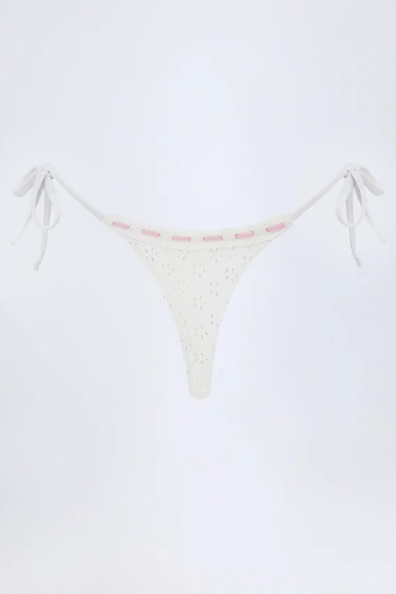 Vernazza Broderie Anglaise stringbikinibyxor med knytband i sidorna i vitt Vernazza Broderie Anglaise stringbikinibyxor med knytband i sidorna i vitt
