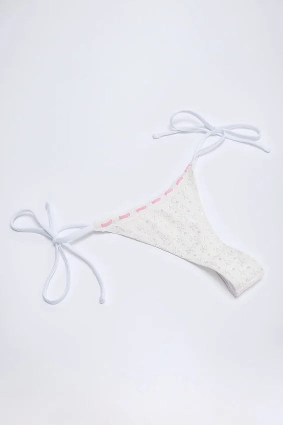 Vernazza Broderie Anglaise stringbikinibyxor med knytband i sidorna i vitt Vernazza Broderie Anglaise stringbikinibyxor med knytband i sidorna i vitt