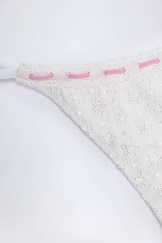 Vernazza Broderie Anglaise stringbikinibyxor med knytband i sidorna i vitt Vernazza Broderie Anglaise stringbikinibyxor med knytband i sidorna i vitt