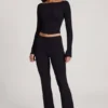 Vevina Modal Mid-Rise Flared Trousers i svart Vevina Modal Mid-Rise Flared Trousers i svart