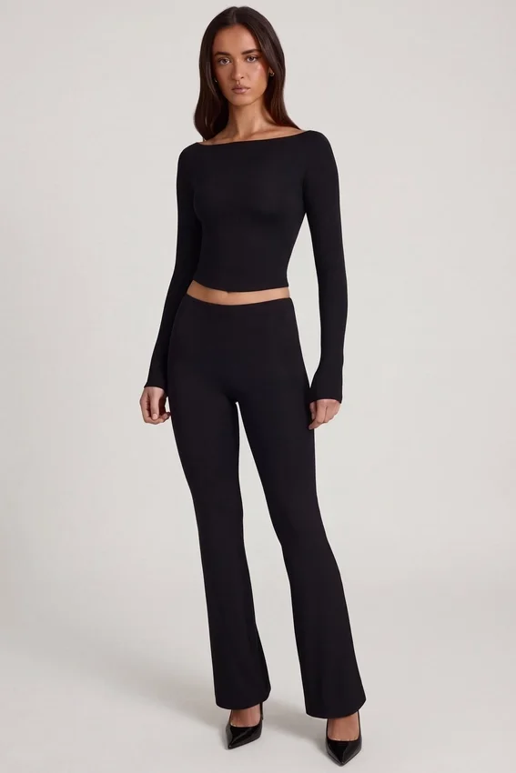 Vevina Modal Mid-Rise Flared Trousers i svart Vevina Modal Mid-Rise Flared Trousers i svart