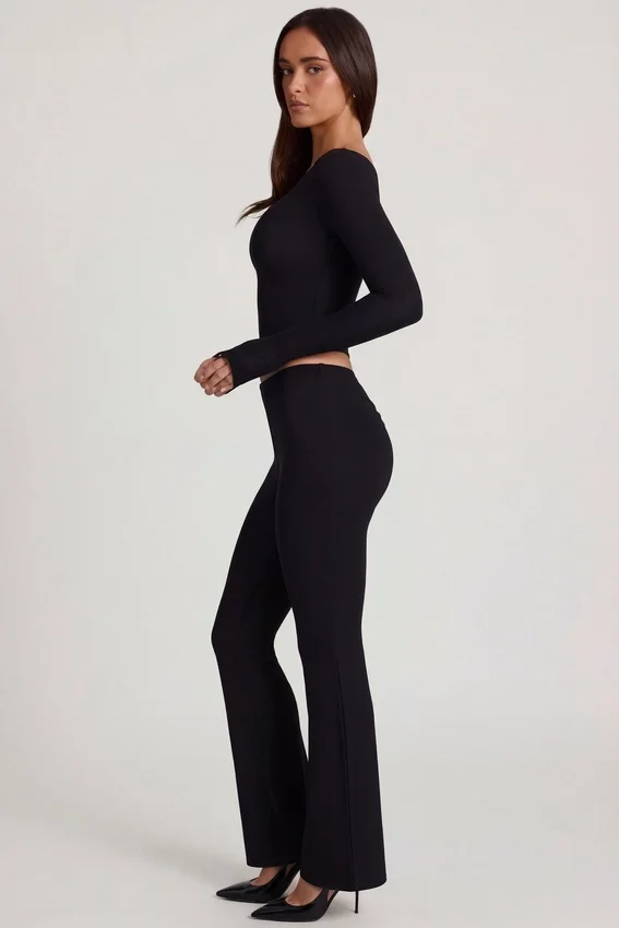 Vevina Modal Mid-Rise Flared Trousers i svart Vevina Modal Mid-Rise Flared Trousers i svart