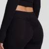 Vevina Modal Mid-Rise Flared Trousers i svart Vevina Modal Mid-Rise Flared Trousers i svart