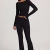 Vevina Modal Mid-Rise Flared Trousers i svart Vevina Modal Mid-Rise Flared Trousers i svart