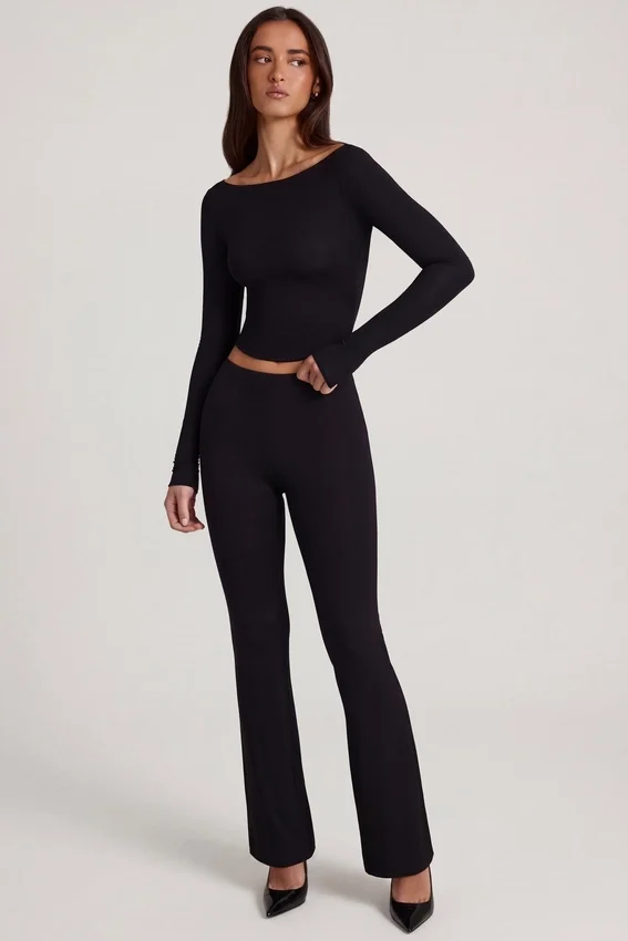 Vevina Modal Mid-Rise Flared Trousers i svart Vevina Modal Mid-Rise Flared Trousers i svart