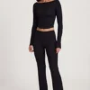 Vevina Modal Mid-Rise Flared Trousers i svart Vevina Modal Mid-Rise Flared Trousers i svart