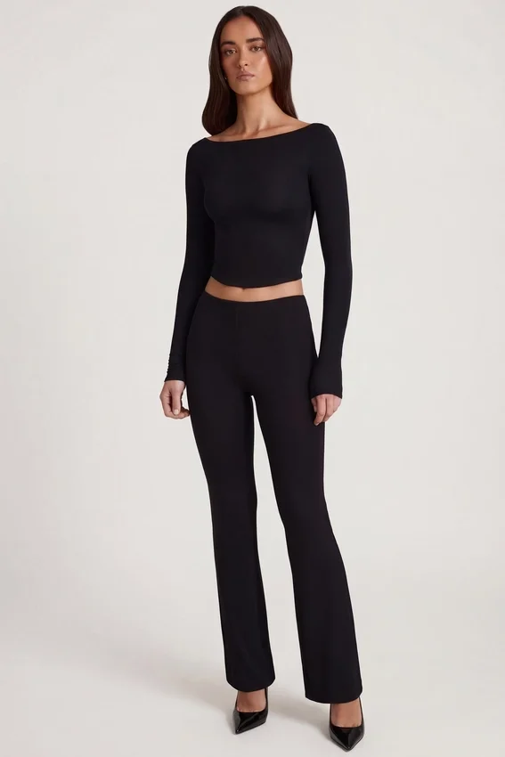Vevina Modal Mid-Rise Flared Trousers i svart Vevina Modal Mid-Rise Flared Trousers i svart